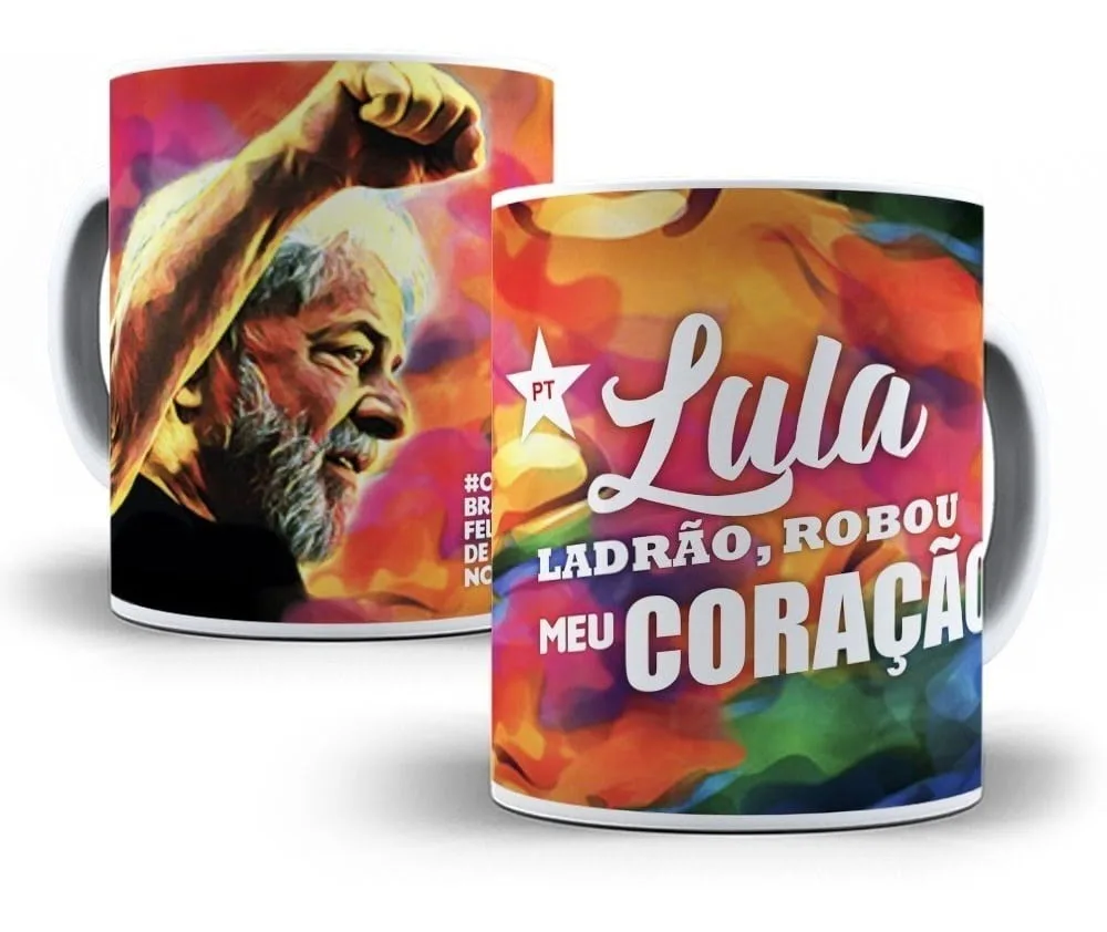 Duas canecas estampadas com ilustração de um homem barbudo e frases em português.