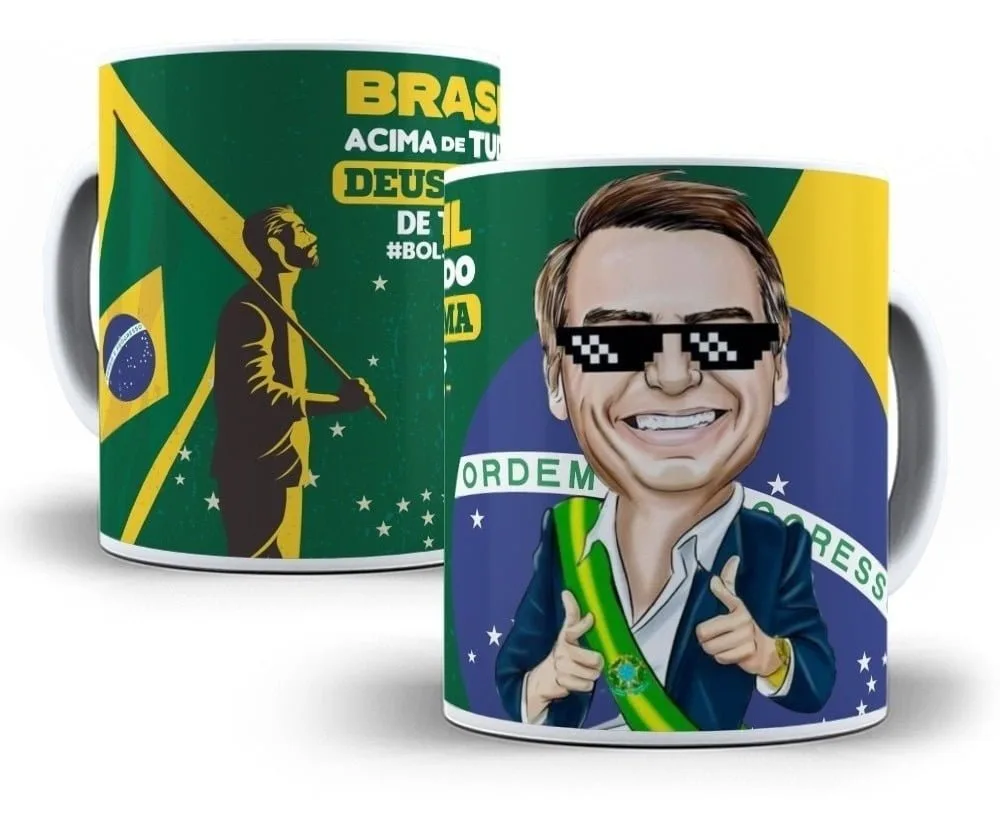Caneca branca com estampa de caricatura política brasileira e fundo com bandeira nacional.