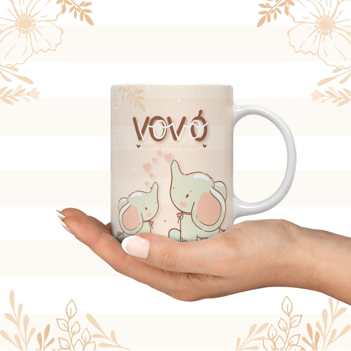 Pack Artes para Caneca Mamãe e Vovó Dia das Mães 2 Mão segura uma caneca branca estampada com dois elefantes e corações