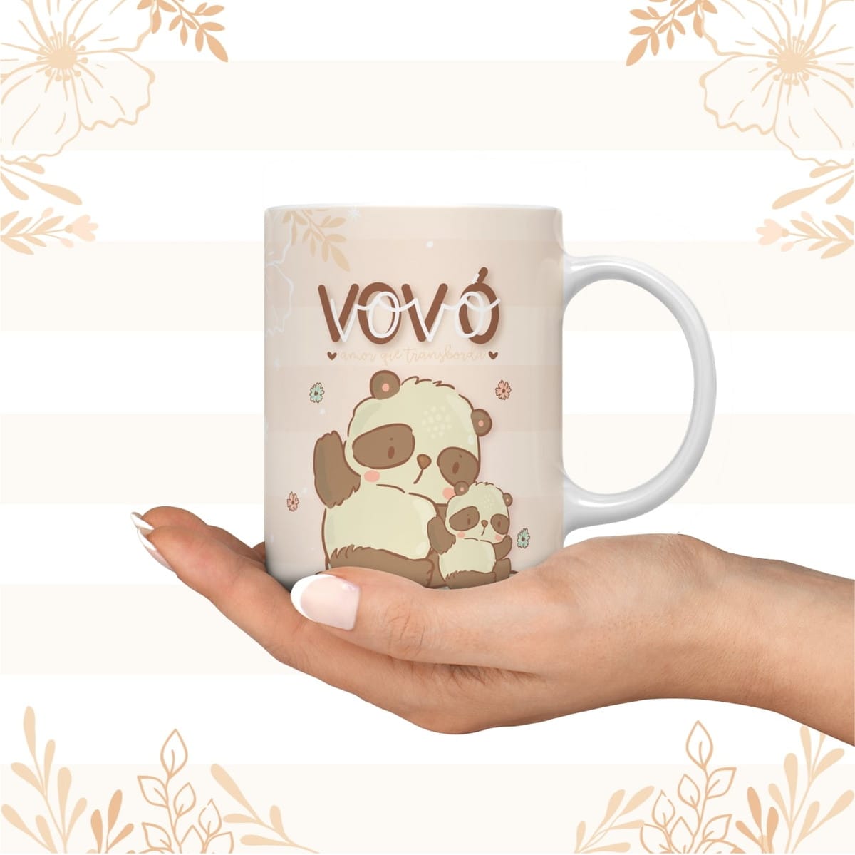 Pack Artes para Caneca Mamãe e Vovó Dia das Mães 3 Mão humana segura uma caneca decorada com desenho de pandas.