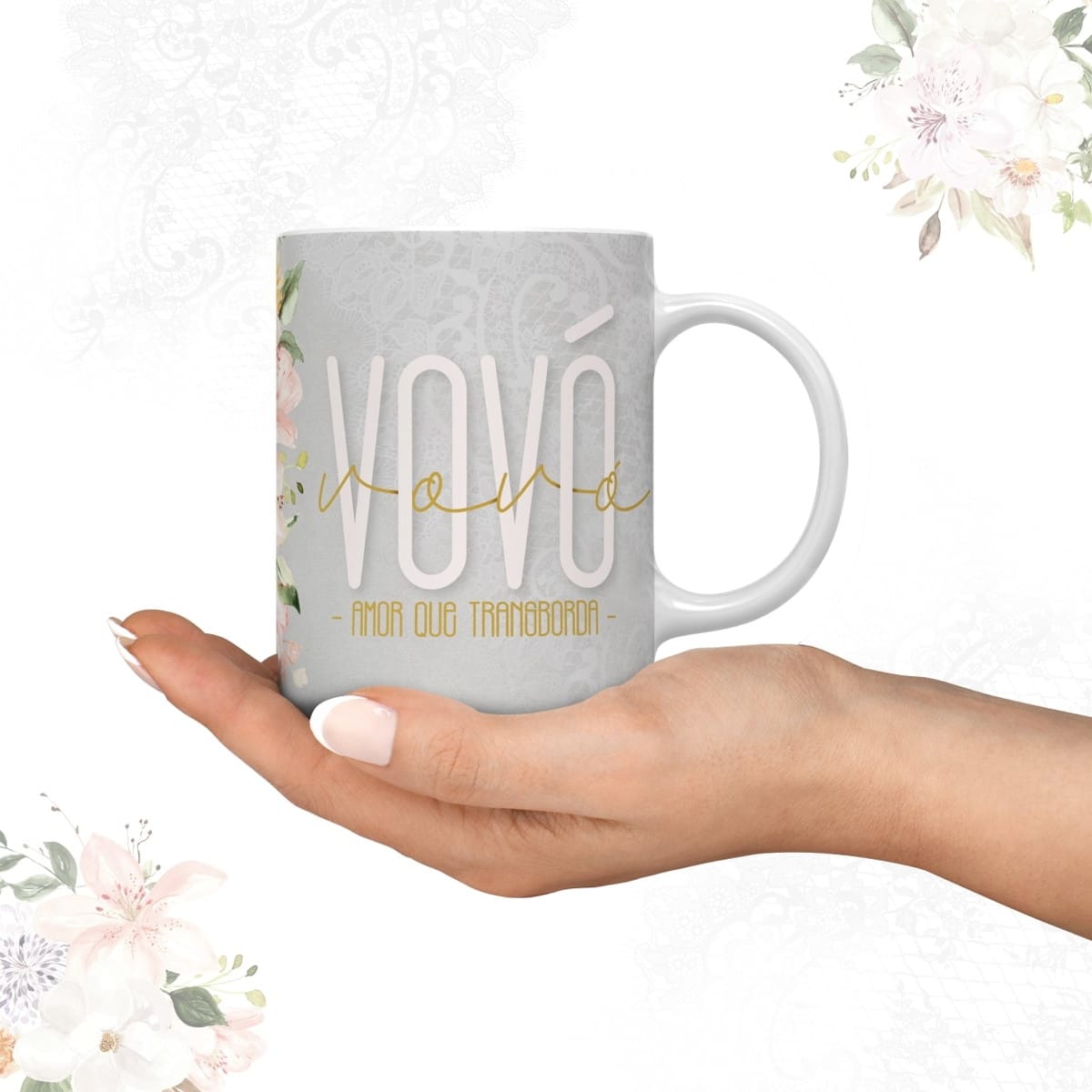 Pack Artes para Caneca Mamãe e Vovó Dia das Mães 5 Mão segura uma caneca branca estampada com letras e flores delicadas