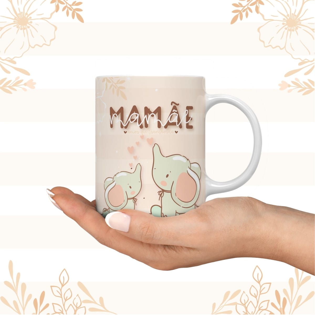 Pack Artes para Caneca Mamãe e Vovó Dia das Mães 1 Mão humana segurando uma caneca branca estampada com elefantes fofos.