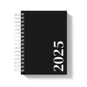 Agenda espiral preta com o ano 2025 em branco, arte digital.