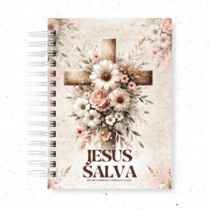 Capa de caderno com cruz de madeira, flores brancas e rosas, e texto religioso.