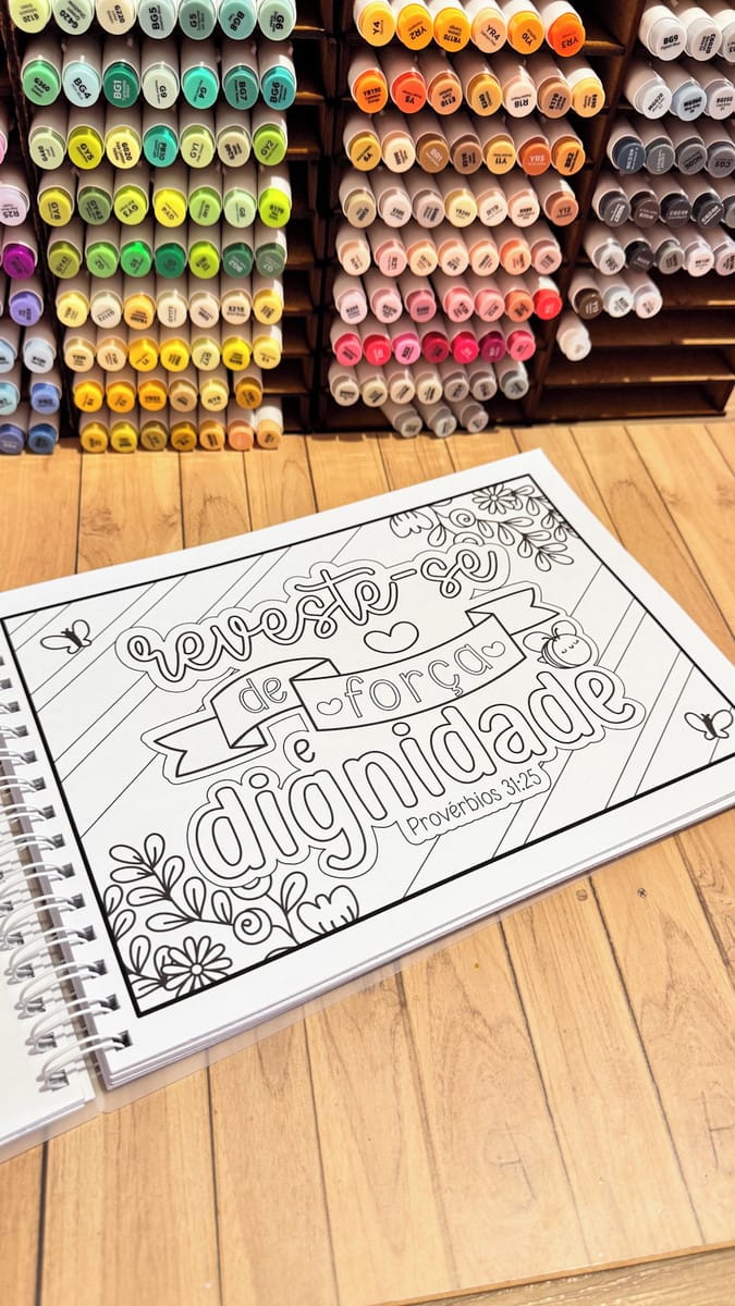 Pack Livro de Colorir Versículos Bíblicos para Sublimação 4 Caderno de colorir espiralado aberto com frases inspiradoras em caligrafia.