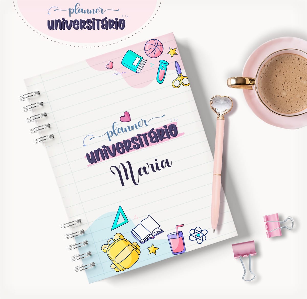 Planner Universitário Digital para Imprimir e Personalizar 3 Caderno com espiral, caneta rosa, xícara de café e clipes em fundo branco