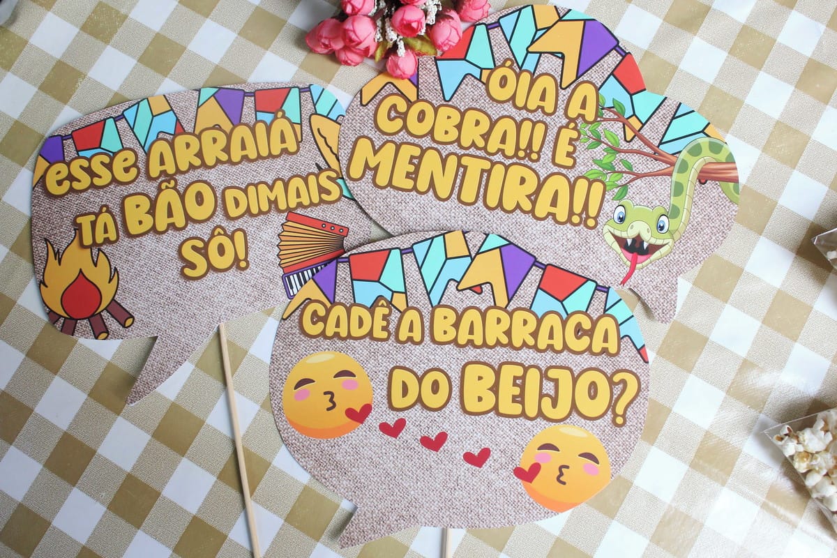 Plaquinhas de Festa Junina Arquivo de Corte para Imprimir 4 Placas decorativas temáticas de festa com frases escritas e ilustrações coloridas sobre fundo xadrez.