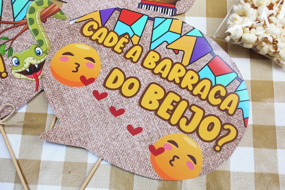 Plaquinhas de Festa Junina Arquivo de Corte para Imprimir 1 Placa com formato de balão de fala, emoji de beijo e bandeirolas coloridas.