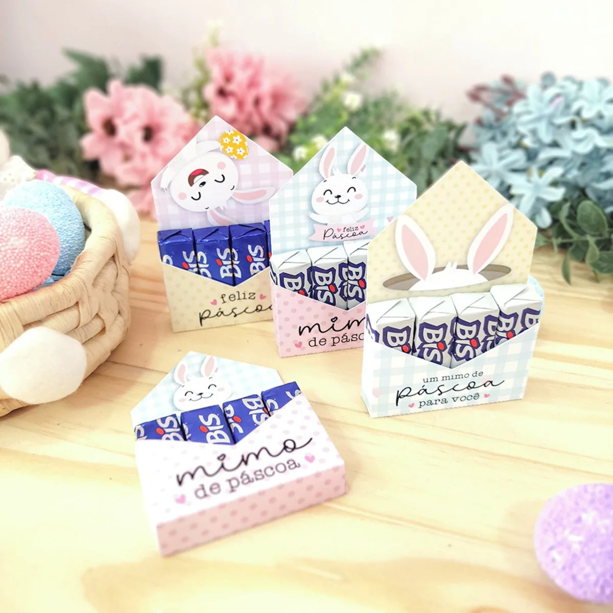 Porta Bis Páscoa 3 Caixinhas de papel decoradas com tema de coelho e doces artesanais