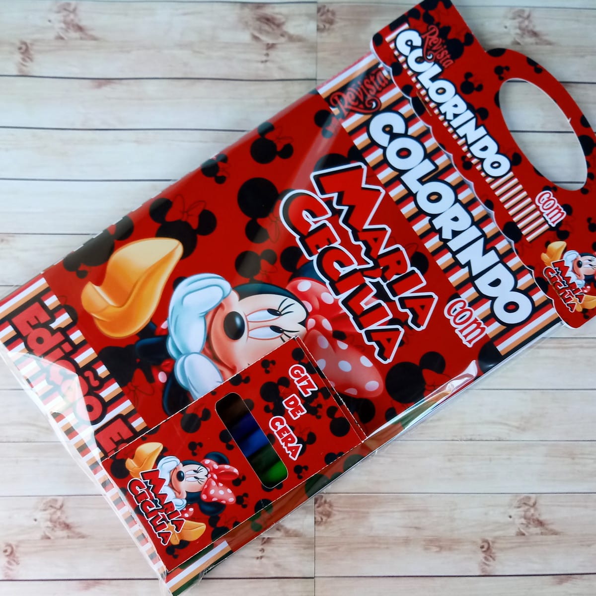 Revistinha Minnie Personalizada para Colorir 2 Kit de colorir vermelho com tema de desenho animado sobre fundo de madeira.