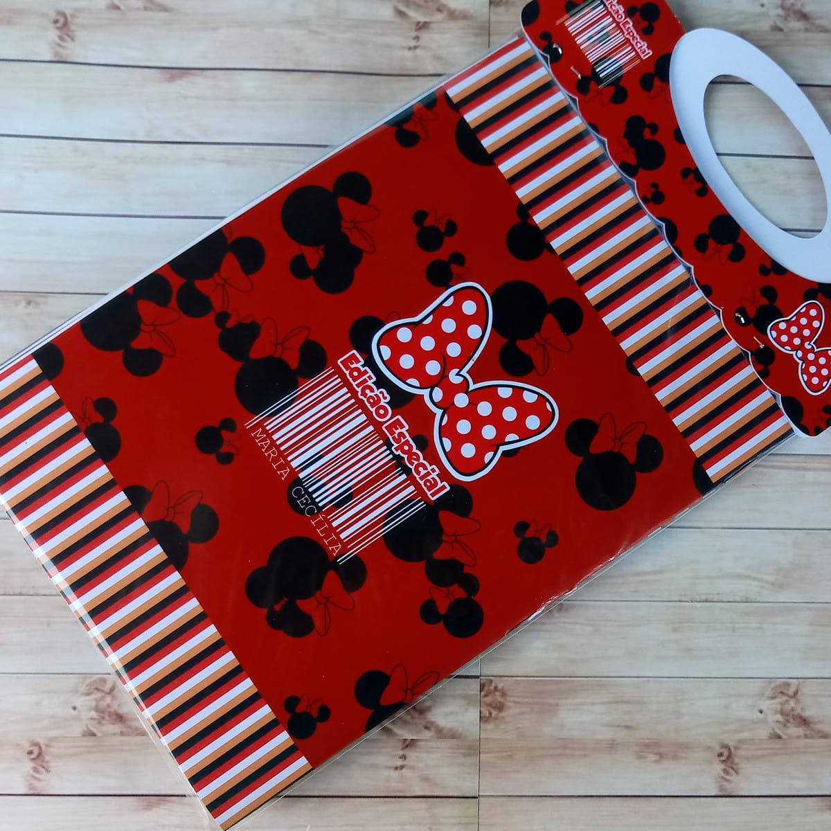 Revistinha Minnie Personalizada para Colorir 3 Sacola de papel vermelha decorada com estampas pretas e laço branco com bolinhas.