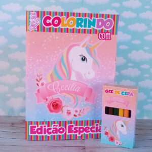 Revista de colorir e caixa de giz de cera com tema de unicórnio colorido.