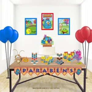 Só um bolinho Galinha Pitadinha 2 Mesa de festa decorada com bolo, doces, balões e personagens infantis coloridos.