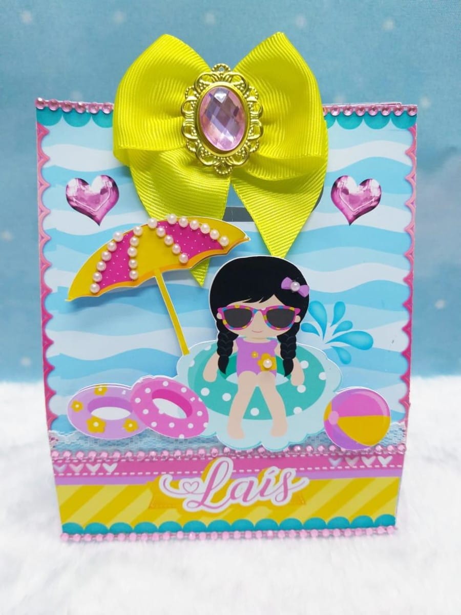 Arquivo Digital Pool Party Menina com Convites e Toppers 4 Arte digital de tema de verão com menina, guarda-sol e laço decorativo.