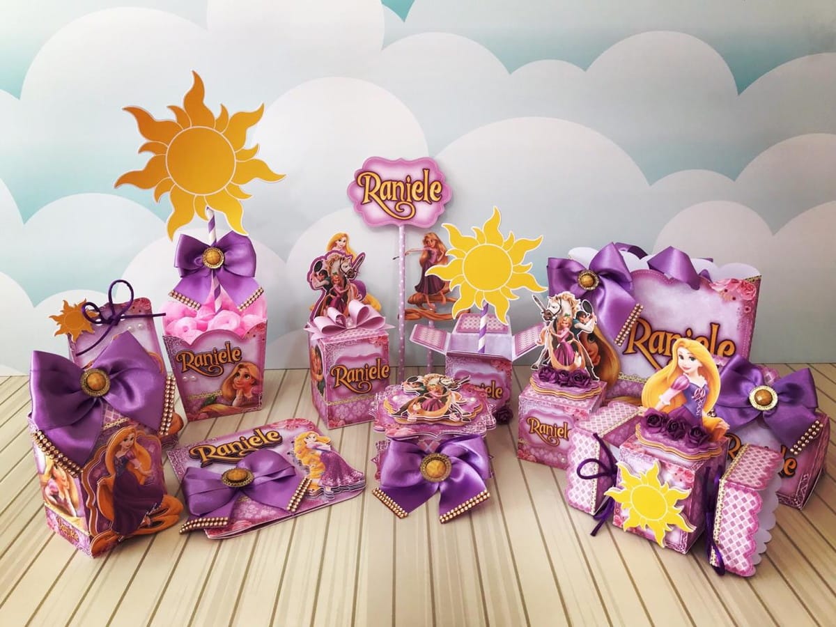 Arquivo Festa Rapunzel com Caixas Convite e Topo de Bolo 1 Arte digital de lembrancinhas de festa tema princesa roxa e dourada.