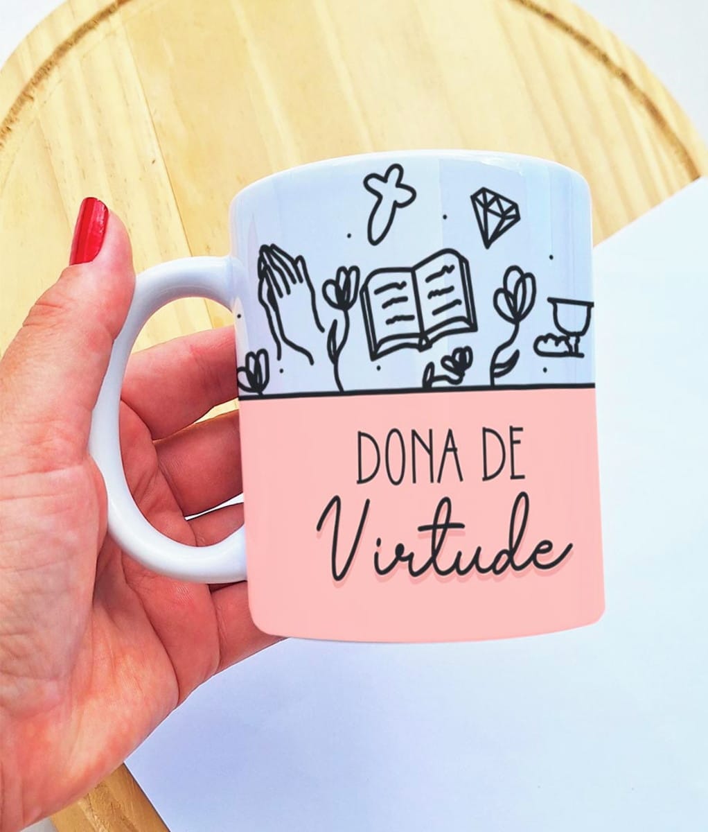 Kit 6 Artes Digitais para Sublimação em Canecas Femininas 2 Design de caneca "Dona de Virtude" com ilustrações religiosas e florais, segurado por uma mão.