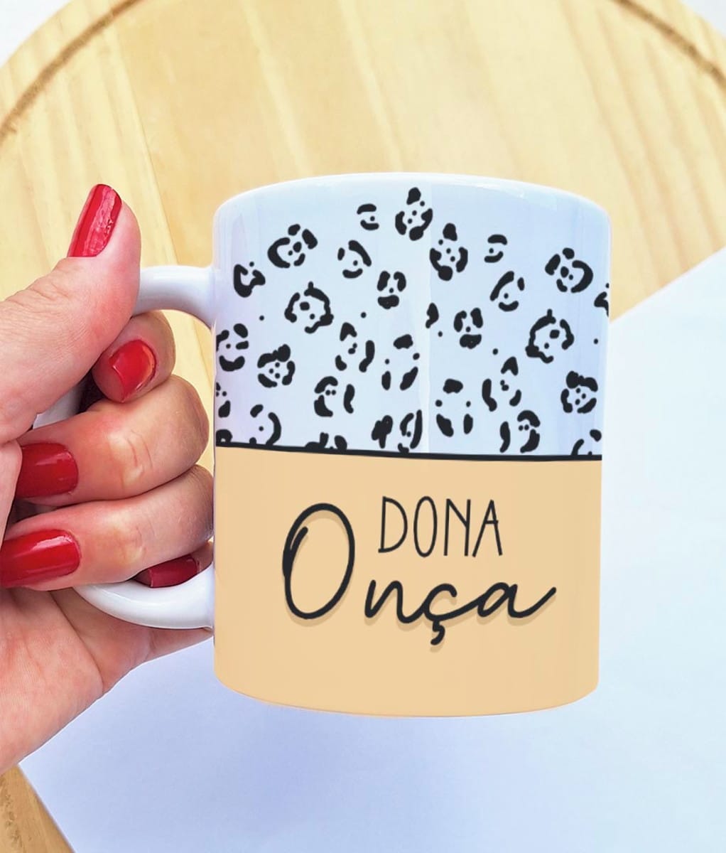 Kit 6 Artes Digitais para Sublimação em Canecas Femininas 4 Estampa digital de onça com texto "Dona Onça" para canecas personalizadas.