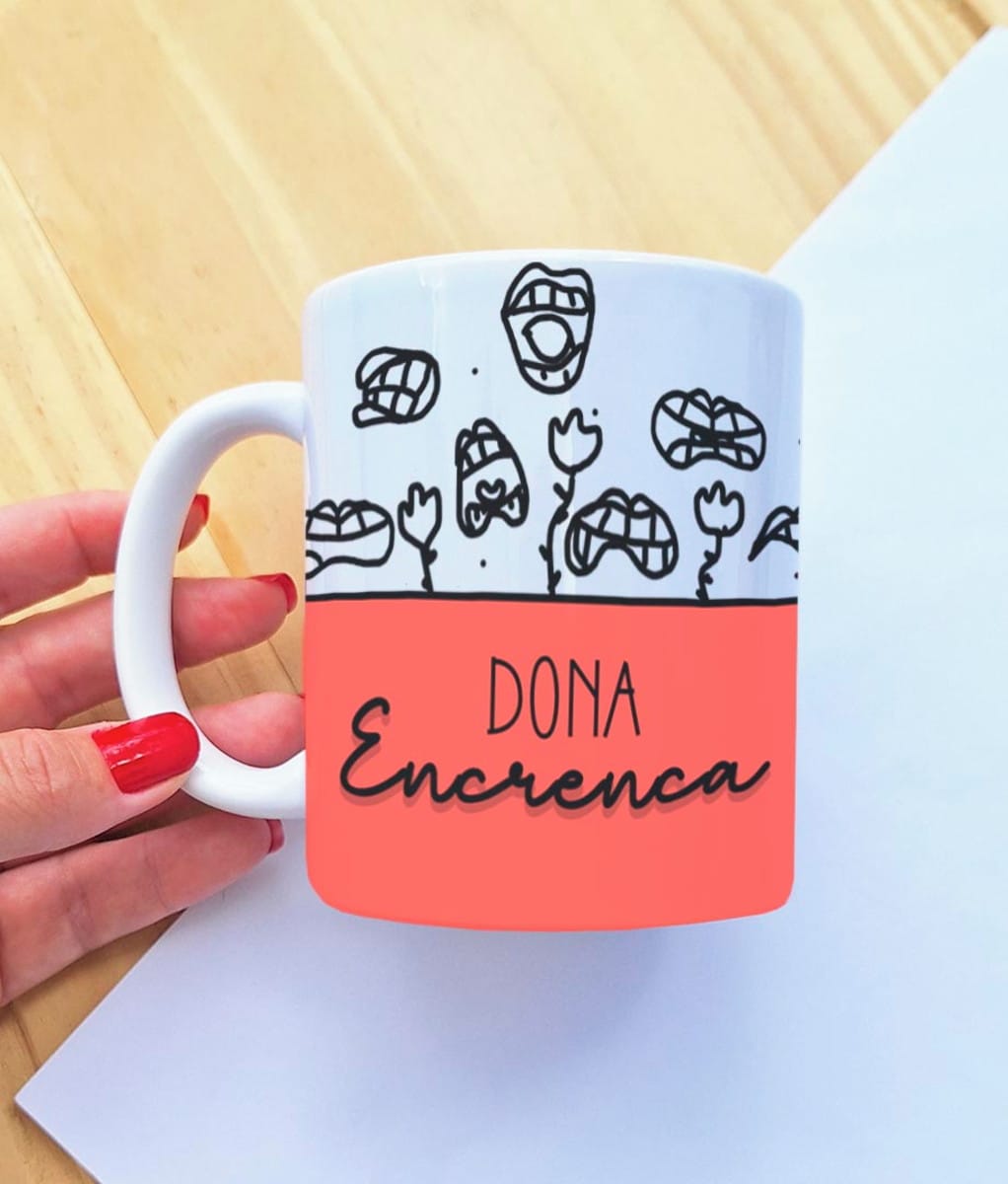 Kit 6 Artes Digitais para Sublimação em Canecas Femininas 1 Caneca branca com design de arte digital de bocas e flores, texto "Dona Encrenca".
