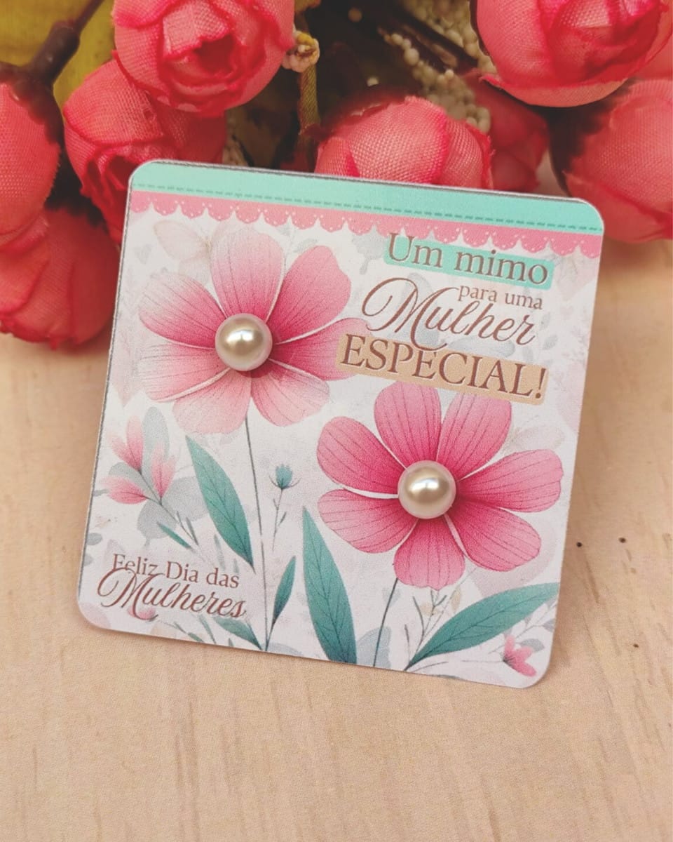 Tag de Brinco Dia das Mulheres Arquivo Digital para Imprimir 2 Cartão decorado com flores rosa e pérolas com fundo floral.