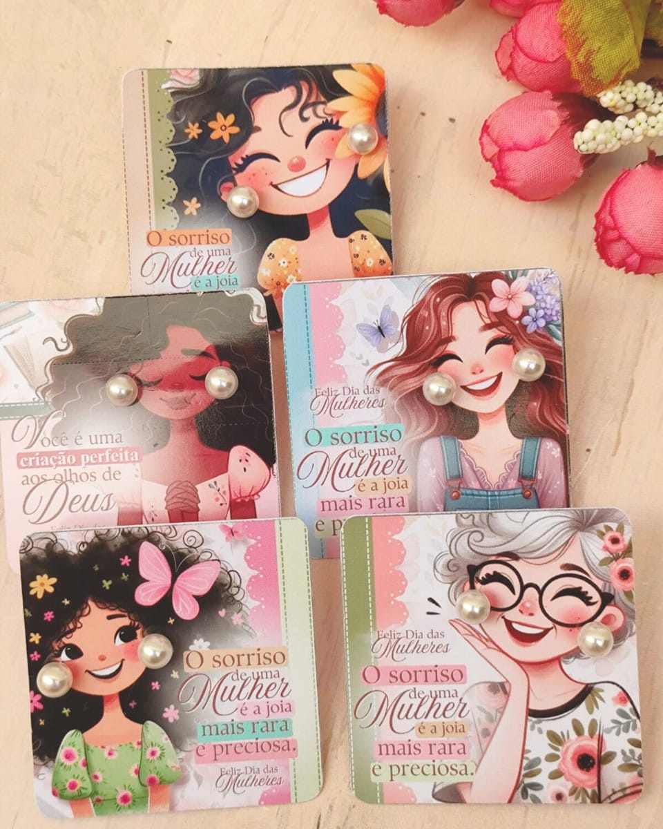 Tag de Brinco Dia das Mulheres Arquivo Digital para Imprimir 3 Cinco cartões com ilustrações de mulheres sorridentes e brincos de pérolas presos.