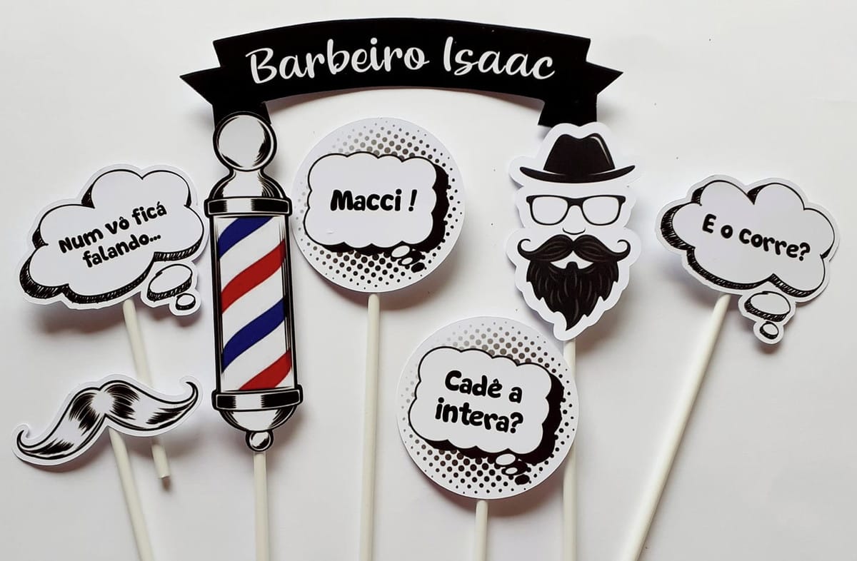 Topo de Bolo Barbeiro Digital Vintage para Festa Infantil 1 Placas de papel decorativas com temas de barbearia fixadas em palitos brancos.
