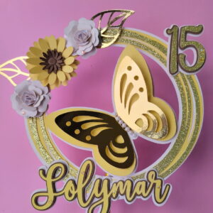 Topo de Bolo Girassol para 15 Anos Arquivo Editável 8 Topo de bolo com borboleta dourada, flores de papel e o número quinze.