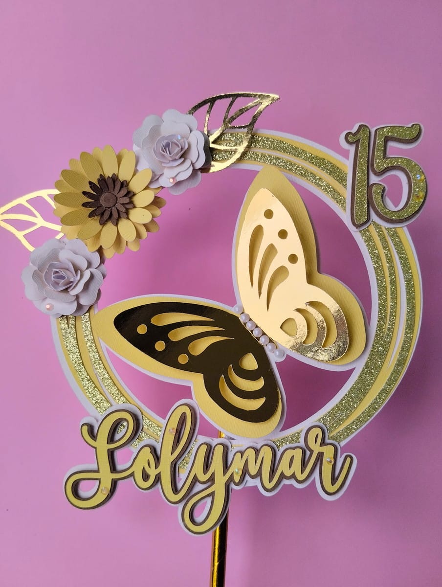 Topo de Bolo Girassol para 15 Anos Arquivo Editável 1 Topo de bolo com borboleta dourada, flores de papel e o número quinze.