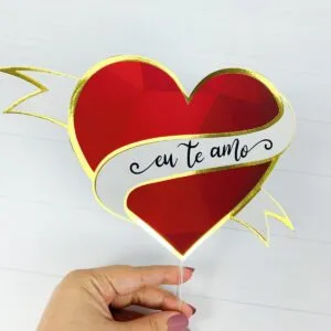 Topos de Bolo Dia dos Namorados 3 Topo de bolo em formato de coração vermelho com borda dourada e fita branca