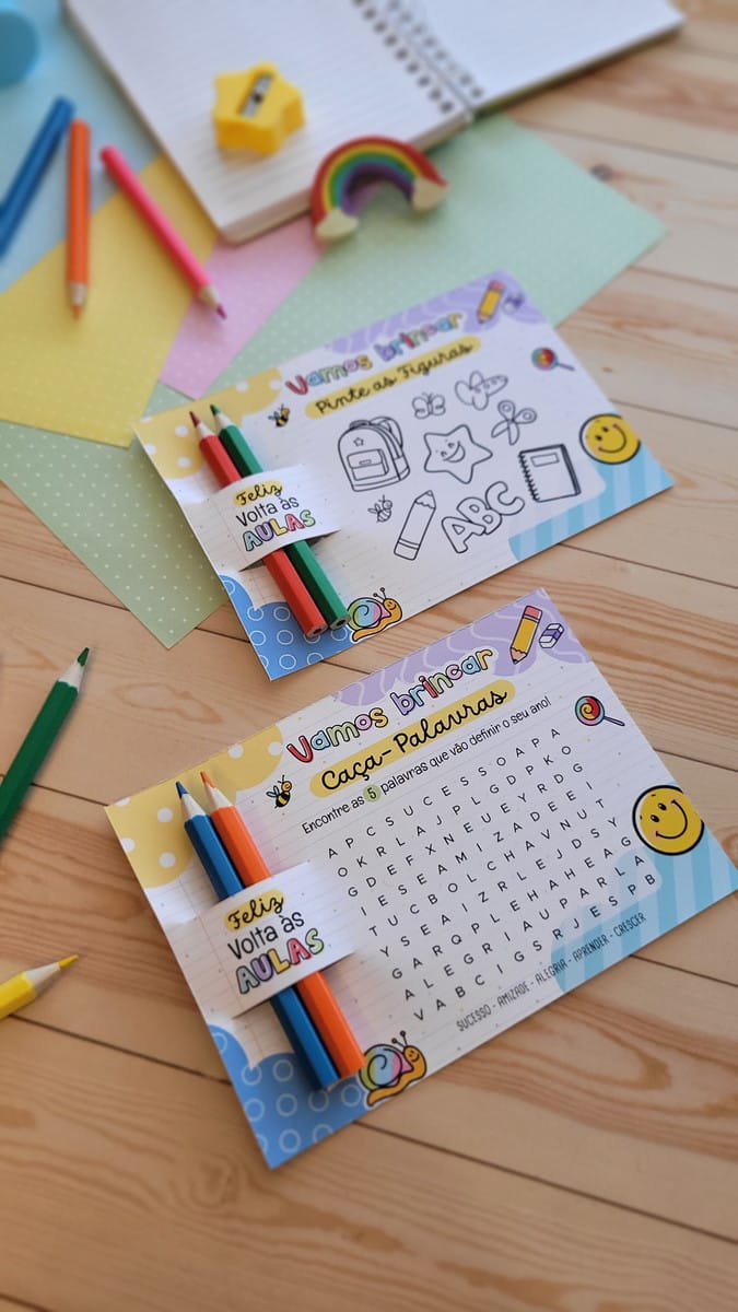 Kit Volta às Aulas 2024 com Mais de 200 Ilustrações 3 Atividades digitais de volta às aulas com jogos de colorir e caça-palavras, e lápis de cor.