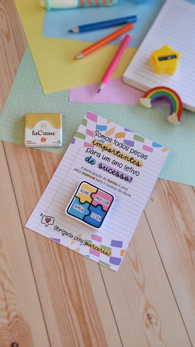 Kit Volta às Aulas 2024 com Mais de 200 Ilustrações 4 Cartão com mensagem motivacional e broche de quebra-cabeça para o ano letivo.